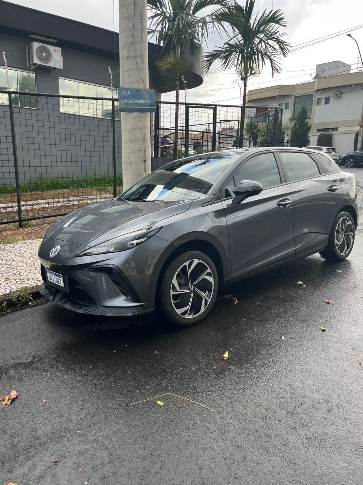 Carro cinza com insulfilm instalado na Magnum Insulfilm Americana